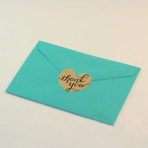 Autocollants de remerciement en papier kraft en forme de cœur sur une enveloppe