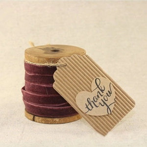 Ruban en velours rouge foncé sur bobine en bois vintage pour emballage cadeau
