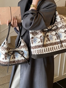 Retro knit tote bag and shoulder bag set with floral patterns on a professional model