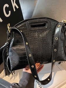 Women Crossbody Bag Crocodile Pattern PU Leather Fringed Tassel Underarm Tote With Metal Eyelet Strap Daily Bag