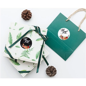 Bloemige Thank You stickers op geschenkdozen met elegante groene bladpatronen decoratie
