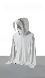 Détail de la veste anti-UV à capuche avec masque intégré et visière rigide