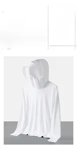 Détail de la veste solaire blanche à capuche avec masque intégré et bord de chapeau rigide