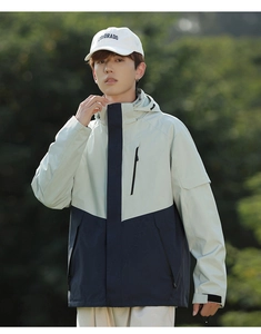 Detail der wasserdichten Jacke mit Farbblock-Design, Manschetten und Reißverschlusstaschen