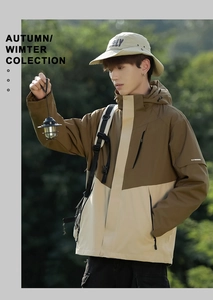 Detailansicht der wasserabweisenden Outdoor-Jacke mit Kapuze und Farblock-Design