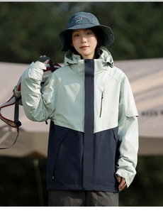 Detail einer zweifarbigen, wasserdichten Kapuzenjacke für Outdoor-Camping-Ausrüstung