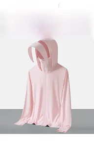 Détail de la veste de protection solaire rose avec masque intégré et large bord rigide