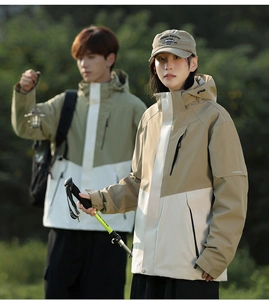 Outdoor-Funktionsjacke mit Wanderstöcken und Vintage-Laterne in Naturumgebung