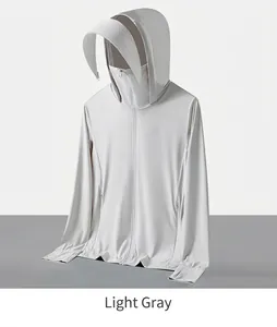 Détail d'un sweat à capuche protection solaire gris clair avec visière et masque intégré