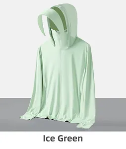 Détail de la veste solaire vert menthe avec capuche, masque et passe-pouces