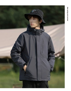 Details der dunkelgrauen wasserdichten Kapuzenjacke für Outdoor-Camping-Aktivitäten