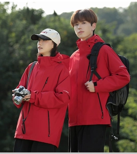 Detail der roten wasserdichten Jacke mit Brustreißverschluss und verstellbaren Ärmeln