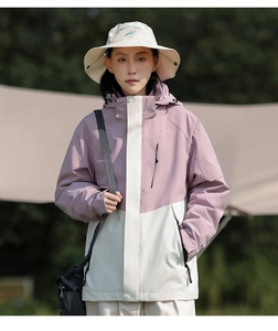 Outdoor-Aufnahme einer wasserdichten Damen-Kapuzenjacke in Rosa und Beige