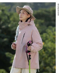 Detail einer rosa wasserdichten Windjacke mit Kapuze, Reißverschlusstasche und Klettverschluss
