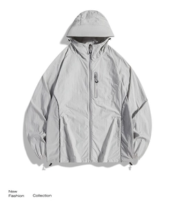 Detail der Herren Sonnenschutzjacke aus Eisseide mit Kapuze und Brusttasche mit Reißverschluss