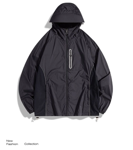 Detailansicht der schwarzen UV-Schutzjacke mit Reißverschlusstaschen und Kordelzug