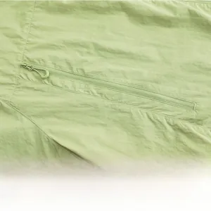 Détail de la poche zippée sur la poitrine d'une veste de protection solaire UPF 50+