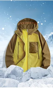 Détail de la veste solaire bicolore avec capuche et poches sur fond de montagne