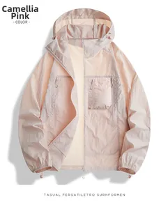 Détail de la veste de protection solaire rose camélia avec capuche et fermeture