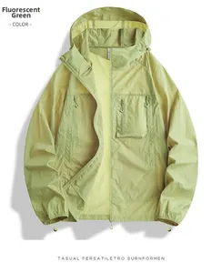 Détail de la veste de protection solaire vert néon UPF 50+ avec capuche et poches zippées