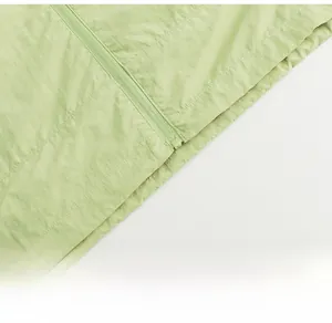 Vue détaillée de la veste de protection solaire vert clair avec coutures et fermeture éclair