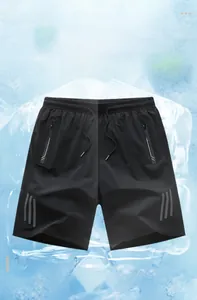 Dettaglio dei pantaloncini sportivi da uomo con coulisse elastica e tasche con cerniera