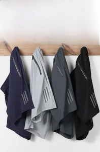 Dettaglio di pantaloncini sportivi da uomo ad asciugatura rapida con tasche zip e strisce