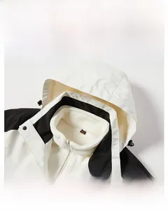 Detail der abnehmbaren Kapuze und des warmen weißen Fleecefutters einer 3-in-1 Jacke