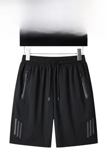 Dettaglio dei pantaloncini sportivi da uomo con elastico in vita e tasche con zip riflettenti