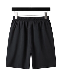 Dettaglio dei pantaloncini sportivi neri da uomo con elastico in vita e tessuto traspirante
