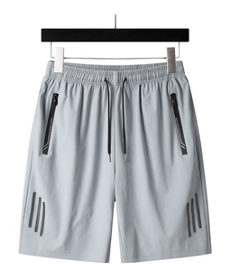 Dettaglio dei pantaloncini sportivi grigi ad asciugatura rapida con coulisse e tasche
