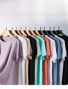 Nahaufnahme von leichten Eisseide-Sportshirts in verschiedenen Sommerfarben und Texturen