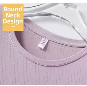 Detail eines lavendelfarbenen Sport-T-Shirts aus Eisseide mit atmungsaktivem Mesh