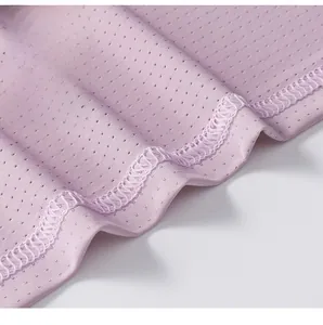 Detailansicht des atmungsaktiven Mesh-Gewebes und der sauberen Nähte am rosa Sportshirt