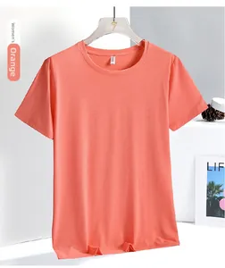 Detail eines orangefarbenen Damen-Sportshirts aus atmungsaktivem Eisseiden-Stoff