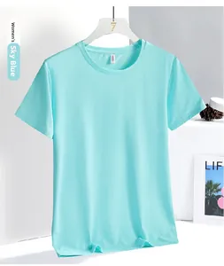 Nahaufnahme von azurblauem, atmungsaktivem Eisseide-Stoff des Damen-Sport-T-Shirts