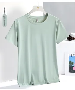 Nahaufnahme des atmungsaktiven Mesh-Gewebes auf dem hellgrünen Damen-Schnelltrocknungs-T-Shirt