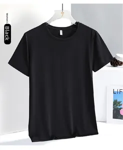 Detail eines schwarzen Damen-Sport-T-Shirts mit atmungsaktivem Mesh-Gewebe und Rundhals
