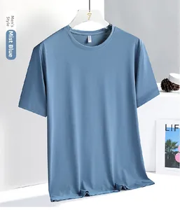 Detailaufnahme des nebelblauen, atmungsaktiven Mesh-Gewebes für Herren-Funktionsshirts