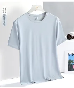 Nahaufnahme des hellgrauen Herren-Sport-T-Shirts mit atmungsaktiver Netzstruktur
