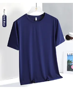Nahaufnahme des atmungsaktiven marineblauen Netzgewebes am Herren-Sport-T-Shirt
