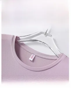 Detailaufnahme des atmungsaktiven Eisseiden-Netzgewebes am lila Sport-T-Shirt