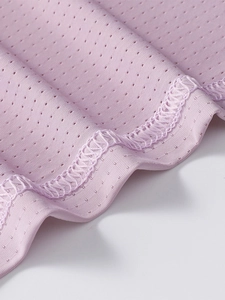 Nahaufnahme eines rosa Eis-Seiden-Sport-T-Shirts mit atmungsaktivem Mesh-Gewebe