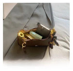 Vue intérieure du sac bandoulière vintage marron avec espace pour téléphone et maquillage