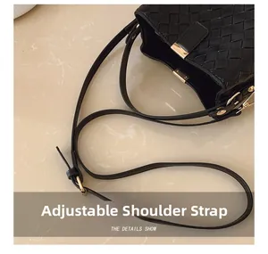 Détails de la bandoulière réglable et des ferrures dorées du sac seau noir tressé