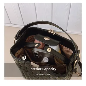 Vue macro de la capacité interne du sac seau noir avec doublure brune et poche zippée