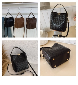 Détail du sac seau tressé montrant la texture du cuir, les rivets et la bandoulière