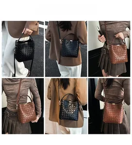 Collage de sacs seaux tressés noirs et marrons portés en bandoulière et à la main en ville