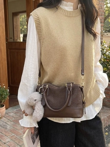 Retro dunkelbraune Henkeltasche mit Webstruktur, Plüschhasen-Anhänger und Trageriemen