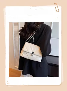Detailaufnahme der cremefarbenen Stepptasche mit Silberkette und Metallverschluss